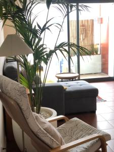 阿尔布费拉Vacations home Albufeira的客厅配有沙发和椅子