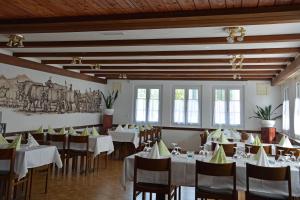 ZuckenrietGasthaus Krone Lenggenwil的一间设有白色桌椅的用餐室