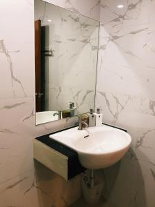 合艾SJ Miracle Hotel的一间带水槽和镜子的浴室