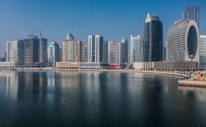 迪拜Radisson Blu Hotel, Dubai Canal View的享有河流和建筑的城市美景