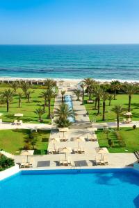 马赫迪耶Iberostar Selection Royal El Mansour的享有带游泳池和海滩的度假村景色