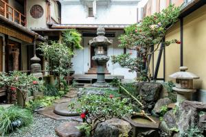 京都十四春旅馆的一座花园,在一座建筑的中间有一个喷泉