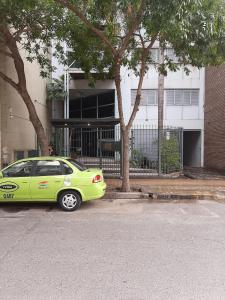 科尔多瓦Departamento centro Cordoba capital的停在大楼前的绿色汽车