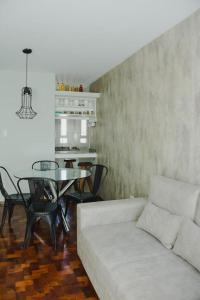 科尔多瓦Departamento centro Cordoba capital的客厅配有沙发和桌子