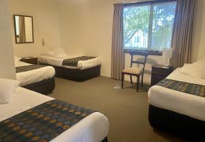 霍巴特格罗夫纳庭园公寓酒店的酒店客房配有两张床和一张书桌