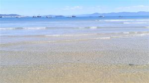 弗洛里亚诺波利斯Residencial Las Flores的海水中的小波和小船的海滩
