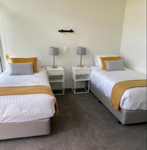 奥福德奥福德海洋酒店的配有两张床铺的房间,桌子上放着两盏灯