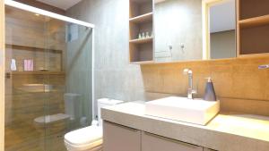 拉巴拉德纳圣米格尔Barra Bali Apartamento 06 - Paraíso à Beira Mar的一间带水槽、卫生间和淋浴的浴室