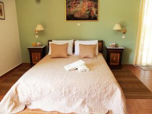 梅加尼西岛Sparto Village的一间卧室配有一张床,上面有两条毛巾