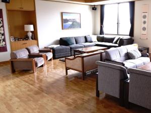 妙高雷弗利酒店的客厅配有沙发和桌子