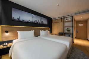 Park Inn by Radisson Shanghai Global Harbor客房内的一张或多张床位