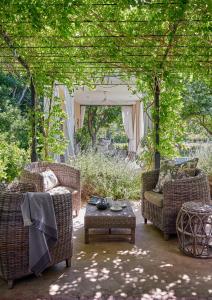 弗朗斯胡克La Clé Lodge的一个带两把椅子和一张桌子的庭院和一个凉亭