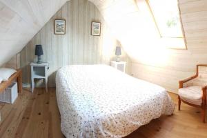 LopérecCleuziou Vraz的卧室配有白色的床和椅子