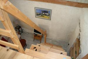 LopérecCleuziou Vraz的客厅享有高空美景,设有木制楼梯