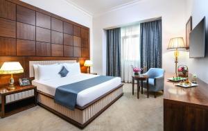 开罗托利普金色广场酒店的配有一张床和一张书桌的酒店客房