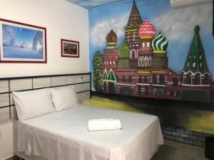 博阿维斯塔Pousada Country K的一间设有一张壁画床的房间