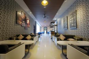 日惹皇家大摩玛丽欧波罗酒店的一间带桌子和沙发的餐厅以及走廊