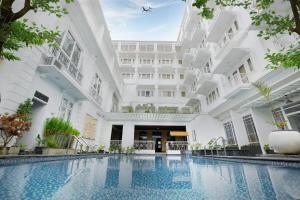 日惹皇家大摩玛丽欧波罗酒店的一张酒店庭院的图片,里面设有一个游泳池