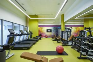 迪拜Riu Dubai Beach Resort - All Inclusive的健身房设有跑步机和健身器材