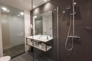 东弗利兰海景酒店的带淋浴、盥洗盆和镜子的浴室