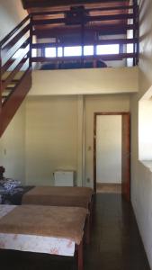 圣托梅-达斯莱特拉斯朴舍德奇科特夸拉旅馆的一间设有两张床、楼梯和门的房间