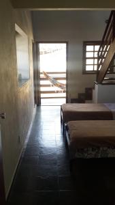圣托梅-达斯莱特拉斯朴舍德奇科特夸拉旅馆的酒店客房带两张床和楼梯