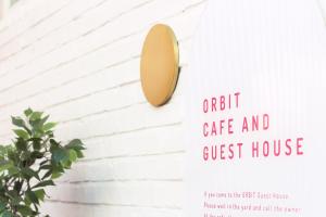 首尔Orbit - For foreigners only的墙上的客用咖啡馆和旅馆标志