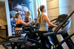 开罗托利普金色广场酒店的一群在健身房使用有氧运动器材的女性