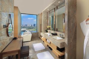 太原太原洲际酒店的一间带两个盥洗盆的浴室和一个大窗户