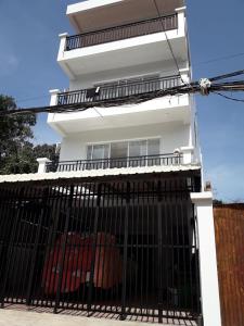 暹粒Khun Pich Apartments的前面有门的白色房子