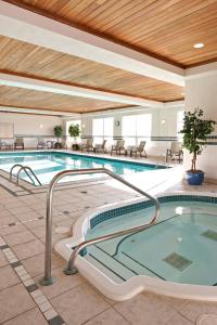 Country Inn & Suites by Radisson, Calgary-Northeast内部或周边的泳池