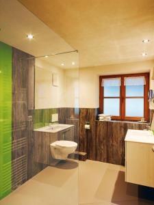 巴特欣德朗Haus Sonnenruh的一间带卫生间、水槽和窗户的浴室