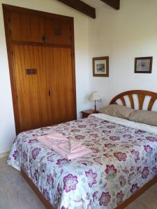 卡尔佩El Rincón de la Quinta的一间卧室配有一张带花卉床罩的床