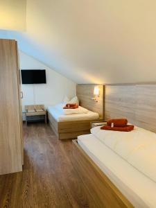 德罗尔斯哈根霍贝尔酒店的酒店客房设有两张床和一台平面电视。