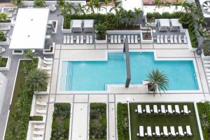 迈阿密Mint House Miami - Downtown的大楼游泳池的顶部景色