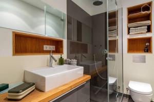 汉堡Alster 36 - Exklusives City Apartment的浴室配有白色水槽和卫生间。