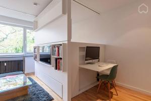 汉堡Alster 36 - Exklusives City Apartment的客房设有一张书桌、一台电脑和一张床