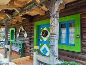 BrebCasa Moroșenilor - Breb的小木屋设有绿门和窗户