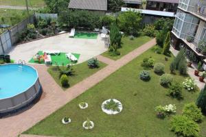 拉扎列夫斯科耶思嘉莱特旅馆的享有花园空中美景,设有游泳池