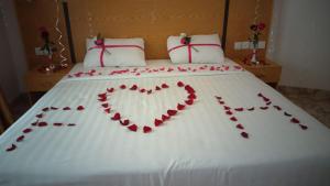 马斯喀特Al Reef Hotel的红玫瑰制成的心床
