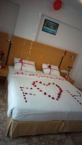 马斯喀特Al Reef Hotel的一间卧室,配有一张红色的床