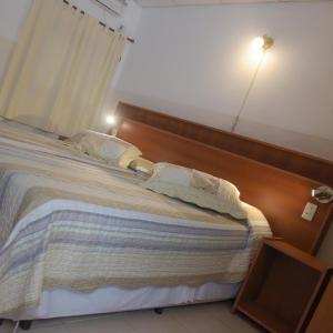 科连特斯Hospedaje San Lorenzo的一间卧室配有一张大床和木制床头板