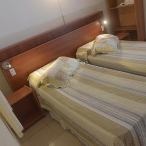 科连特斯Hospedaje San Lorenzo的一间酒店客房,房间内设有两张床