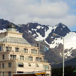 乌斯怀亚席琳德尔法鲁水疗套房酒店的雪覆盖的山前的建筑物