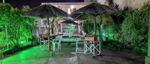 圣特雷西塔圣雷莫度假酒店 的一个带桌椅和遮阳伞的庭院