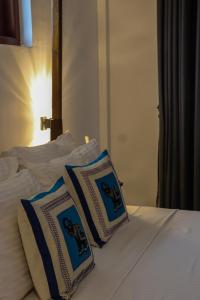 康提汉博纳豪斯酒店的床上有2个枕头