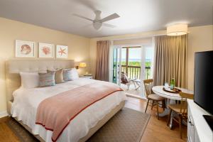 达克Sanderling Resort Outer Banks的一间带大床的卧室和一个阳台