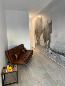 马德里T-Homes - Fuencarral的客厅配有沙发和大象图片