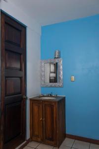 瓦哈卡市HOTEL NIUT-JA的浴室设有水槽和墙上的镜子