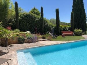 鲁西永TERRASSE DES OCRES的花园庭院内的游泳池